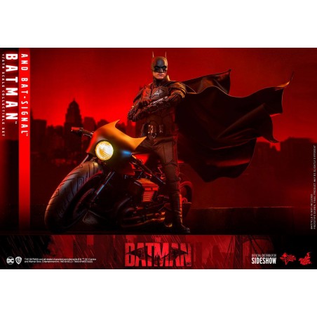 The Batman Batman with Bat-Signal Movie Masterpiece Hot Toys